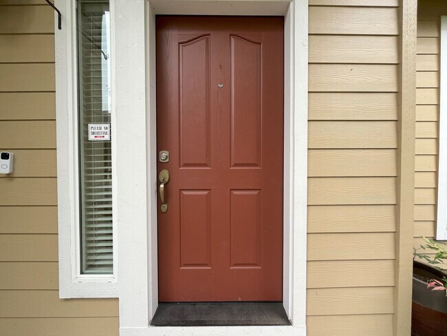 Building Photo - Bright & Inviting 3-Bedroom Hillsboro Retr...