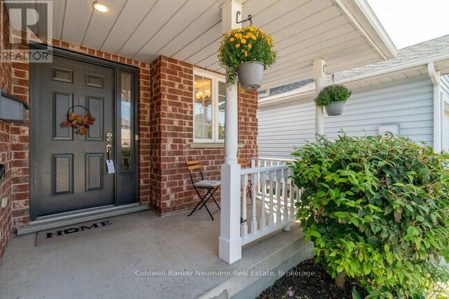 Building Photo - 71 Waxwing Crescent