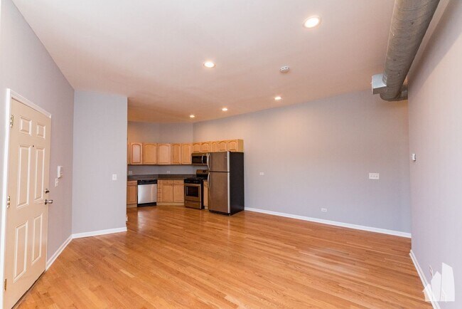 Building Photo - 1614 W Belmont Ave