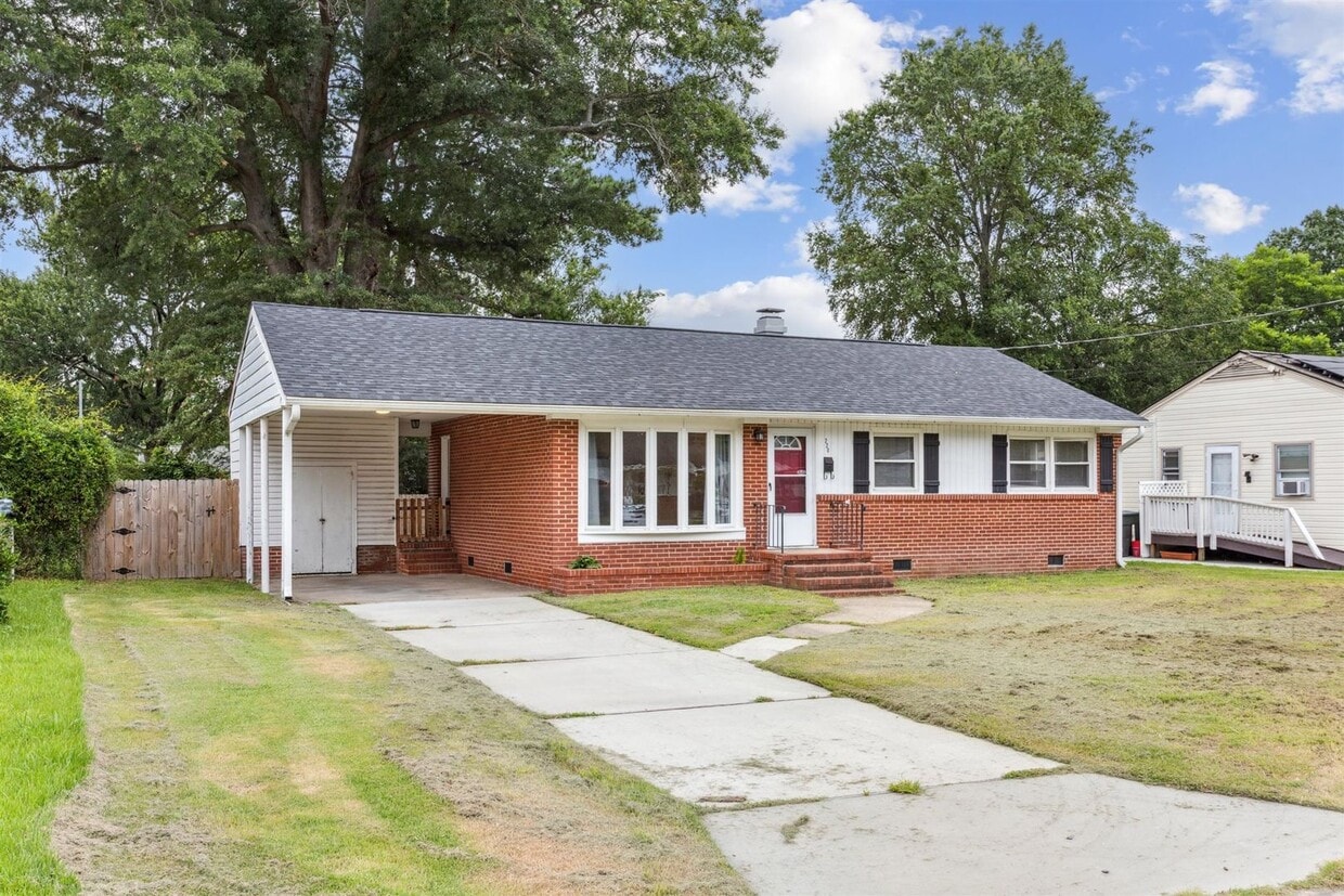 Primary Photo - Charming brick rancher with modern kitchen...
