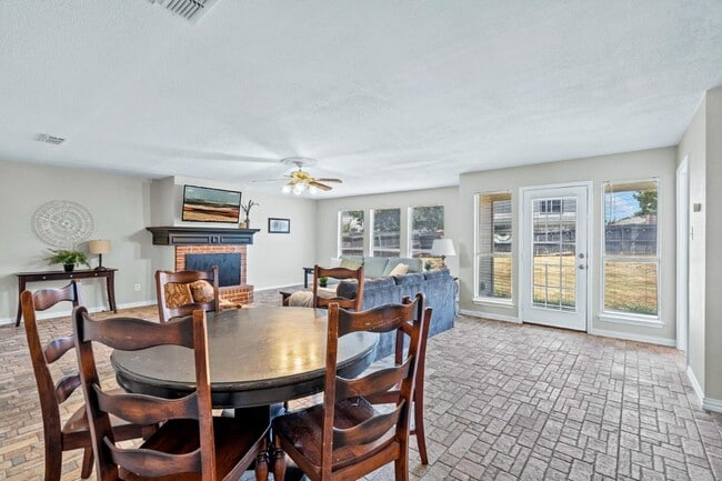 Foto del edificio - 8128 Heritage Pl Dr