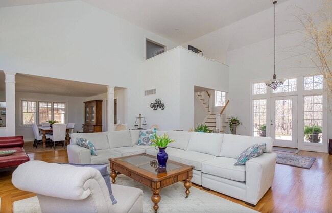 Foto del edificio - 565 Wainscott NW Rd