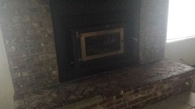 Building Photo - Single level 2 bedroom with 2 car garage