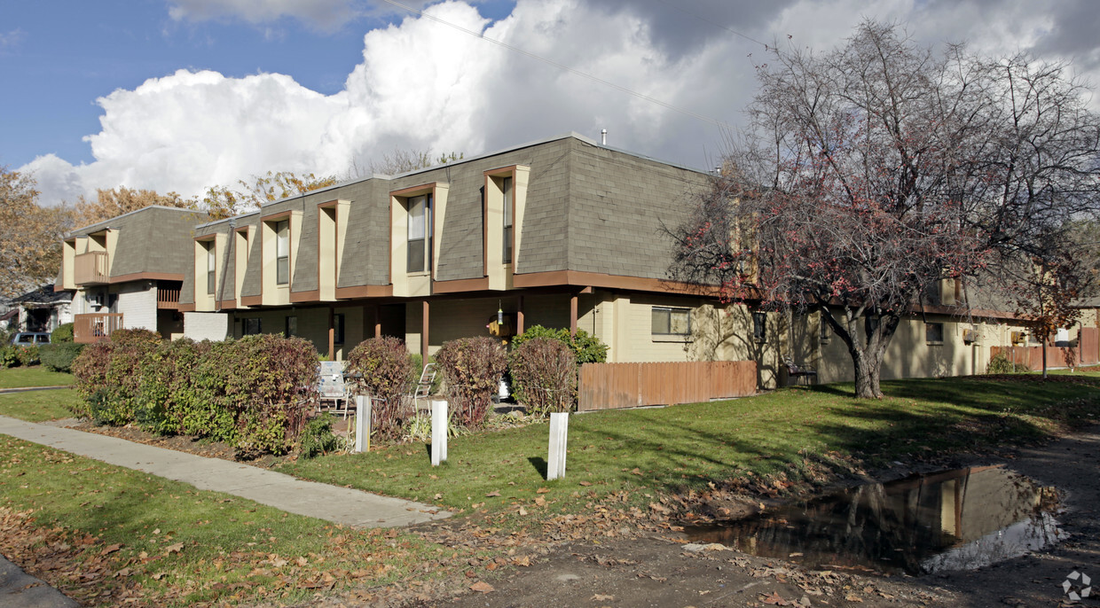 Primary Photo - Lake Street Apartments