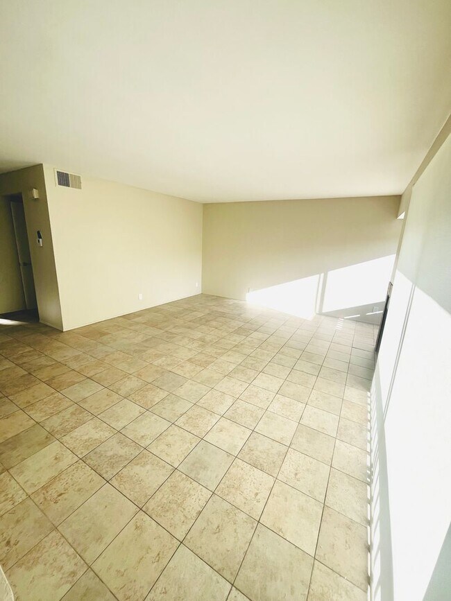Foto del edificio - LA JOLLA VILLAGE LIVING! SPACIOUS 3BD/2.5BA TOWNHOME AVAILABLE JUNE for $4,795/mo!