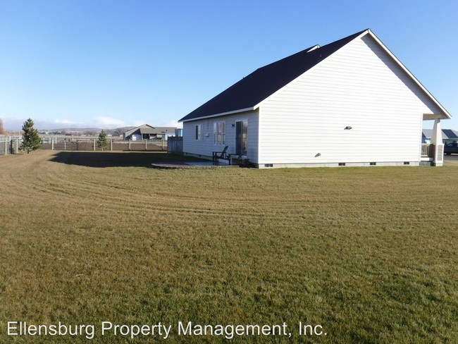 Building Photo - 2172 Fairview Rd