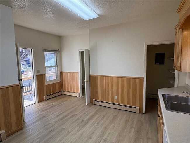 Foto del edificio - 216 Birch Ave S