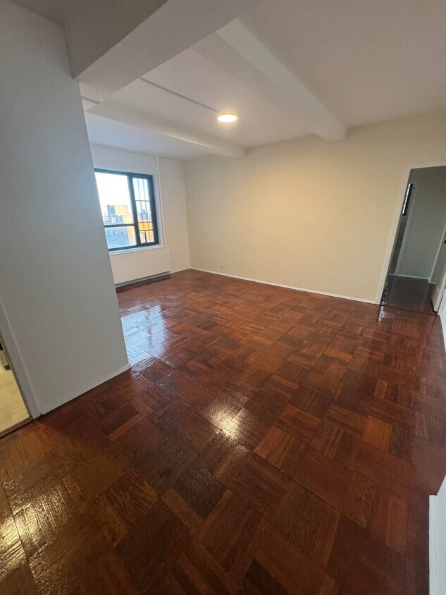 Foto del edificio - 1650 Metropolitan Ave