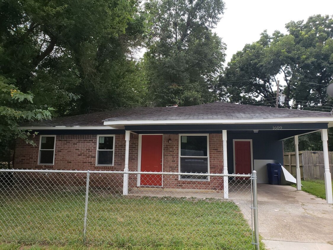 Primary Photo - Gorgeous 3 bedroom/1 bath home!