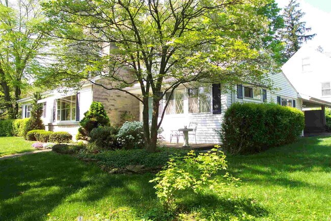 Foto del edificio - 3 Bedroom + Large Study Available August 2...