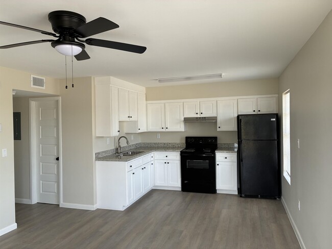 Building Photo - 705 Bustamante St