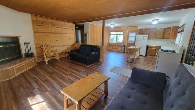 Building Photo - 2-Bedroom, 1.5-Bath Mountain Hideaway