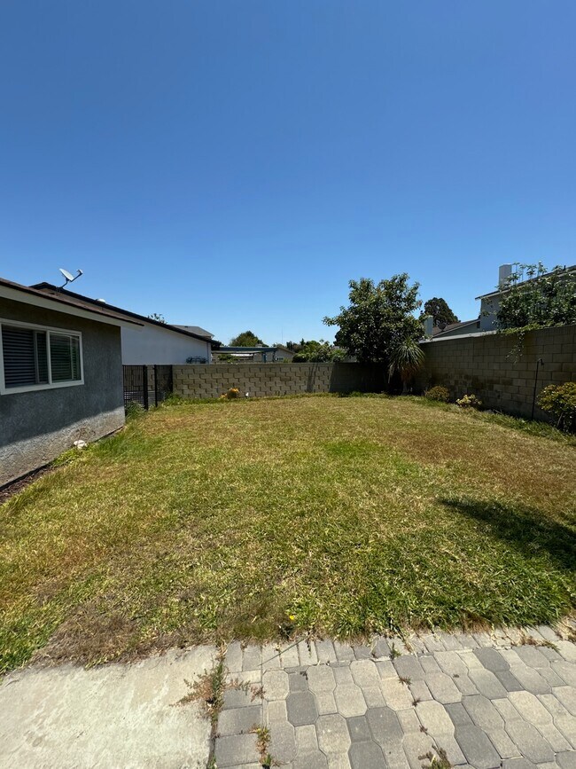 Grass large backyard with Avocado tree with pavers and BBQ gas hook-ups - 1508 Rutgers Pl