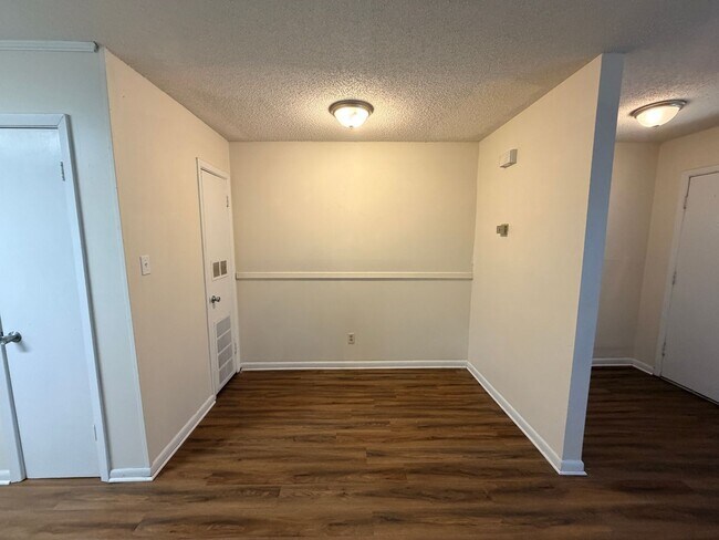 Building Photo - Lankford Place 2 bedroom/1bath Duplex
