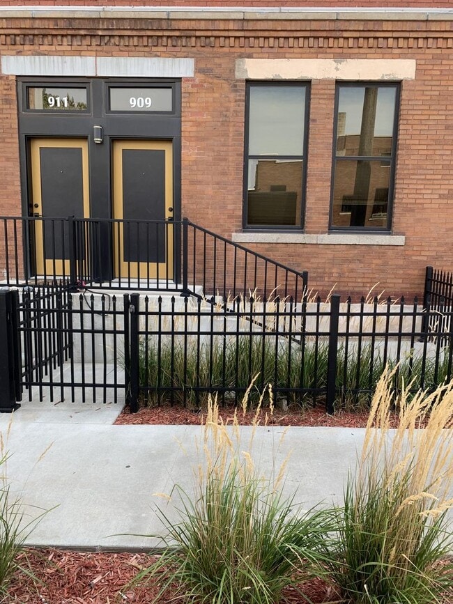 Building Photo - 909 N 17th St