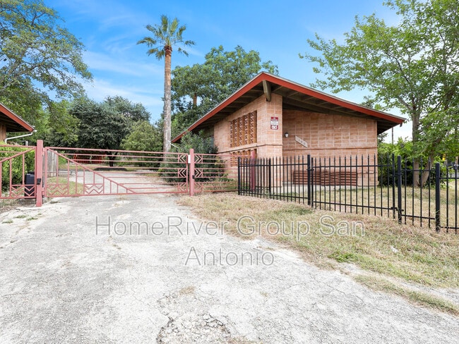 Building Photo - 103 E Skyview Dr
