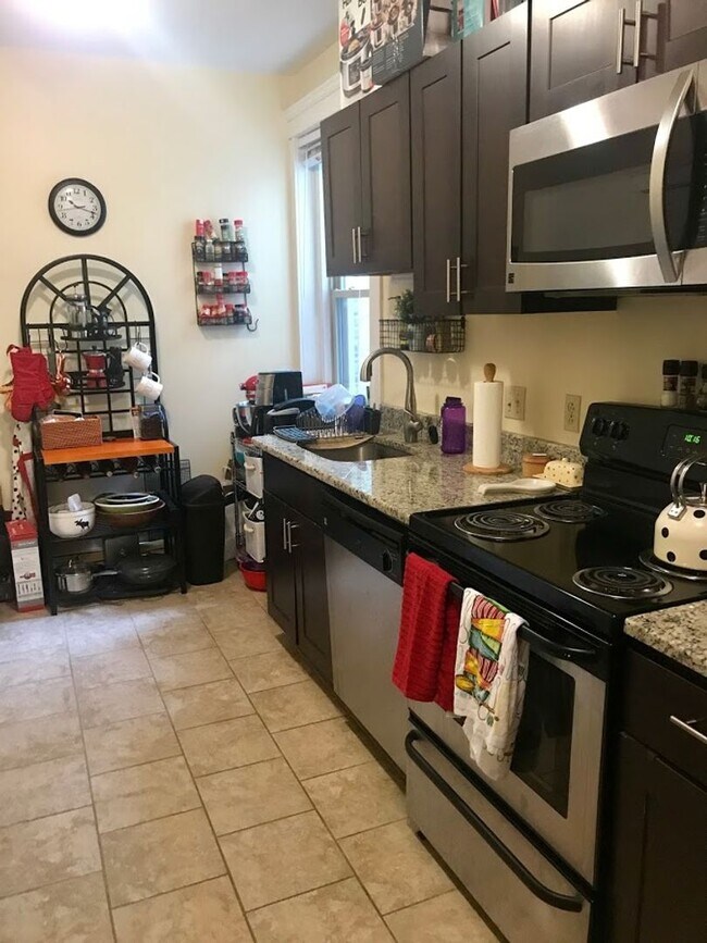 Foto del edificio - Stunning 1 Bed Right Off the T! Heat/HW In...