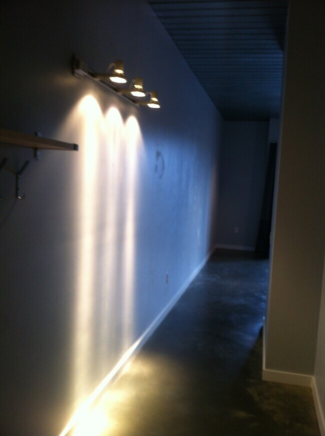 View of hallway from front door - 620 Glen Iris Dr NE