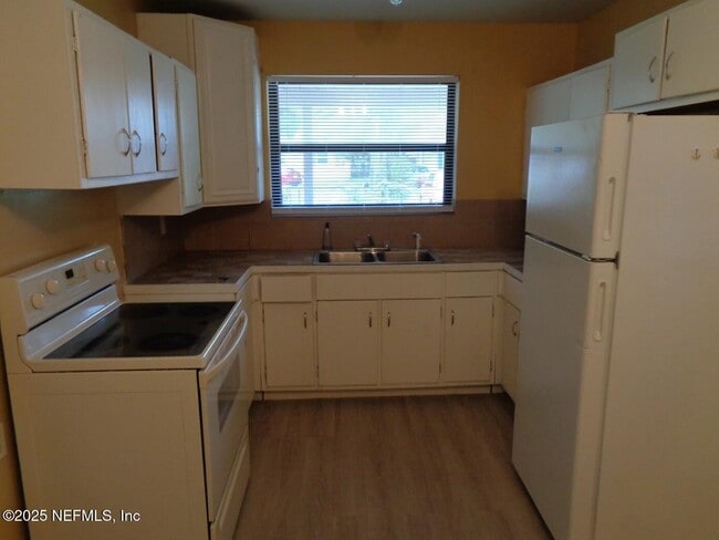 Building Photo - 1050 Mantes Ave