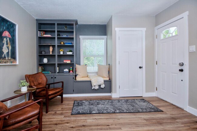Building Photo - Remodeled Detached Cottage with Fenced Yard! Pet Friendly!