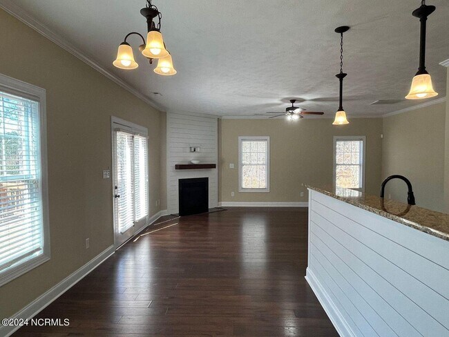 Building Photo - 214 Woodbine Way