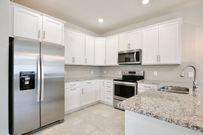 Building Photo - Gorgeous 3/3 Spacious Townhome with a Pave...