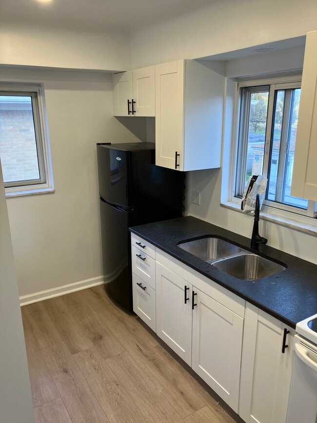 Foto del edificio - 3445 Beverly Dr