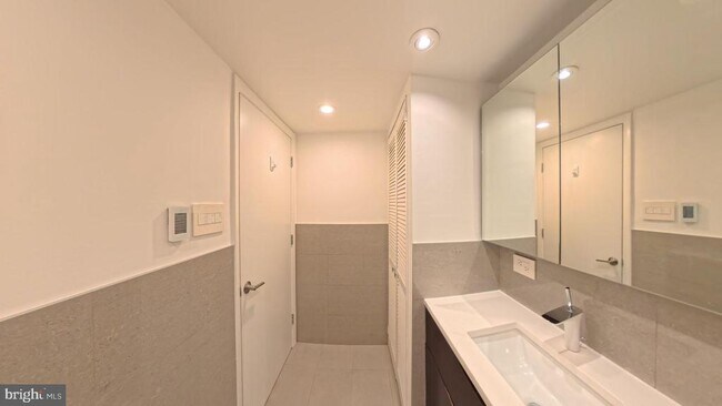 Foto del edificio - 1800 Old Meadow Rd