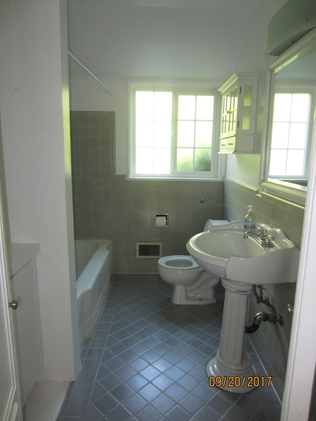 Building Photo - 356 S Linden Dr