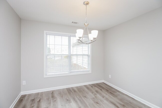 Foto del edificio - 235 Acorn Hill Ct