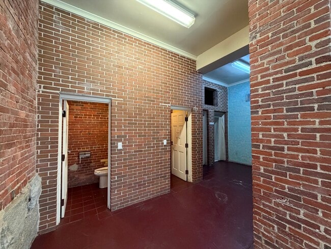 Building Photo - 48 Forest St