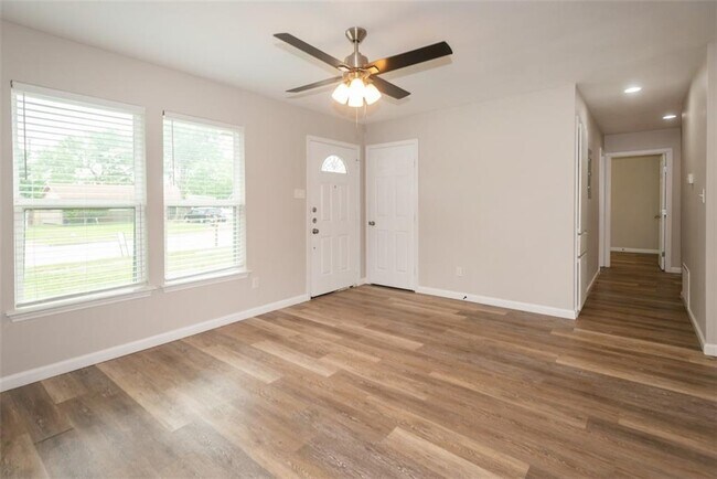 Foto del edificio - 6026 Bluebell Cir