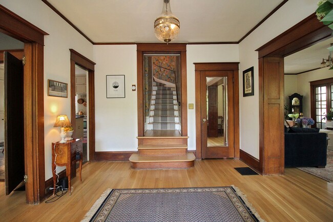 Building Photo - LAURELHURST: Classic 4 Bedroom Craftsman G...