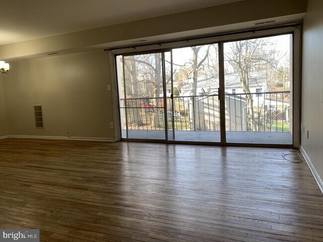 Foto del edificio - 7529 Riverdale Rd