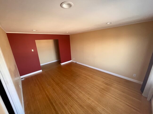 Building Photo - 44 Elm St