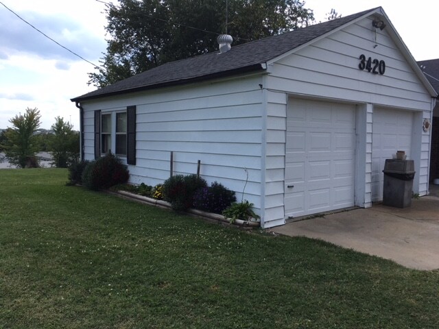 Building Photo - Adorable 2 Bedroom 2 Separate Living areas...