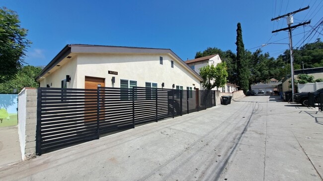 Building Photo - 1658 Del Valle Ave