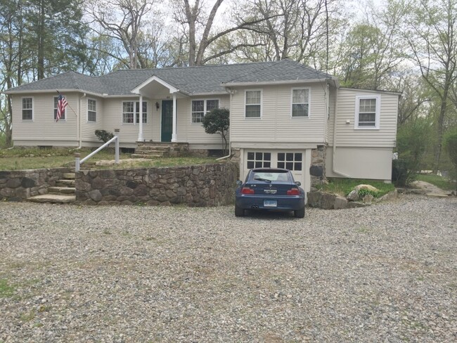 Foto del edificio - 44 Saddle Hill Rd