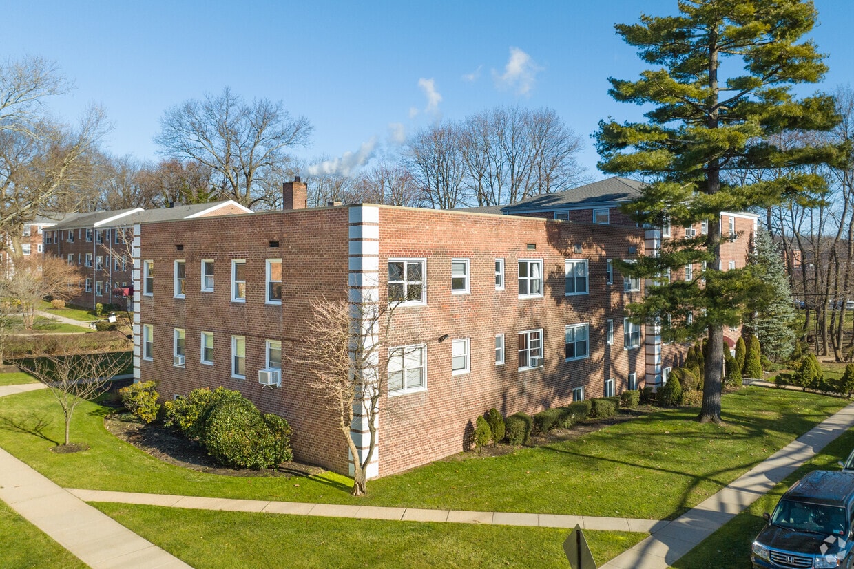 Roslyn Gardens Apartments in Roslyn Heights, NY