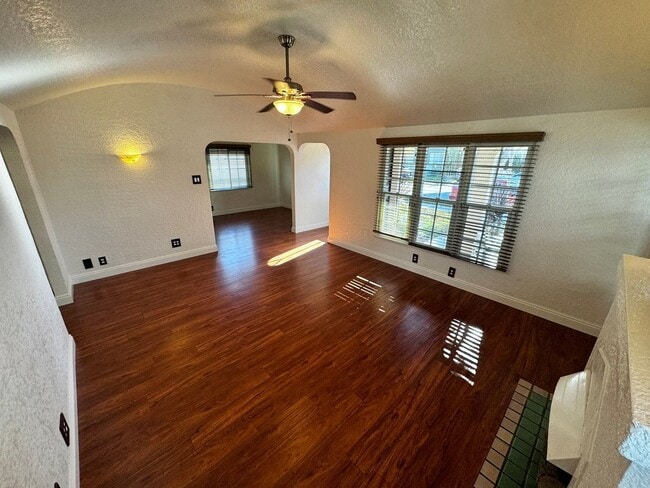 Foto del edificio - Beautiful Front House 2 Bed 1 Bath