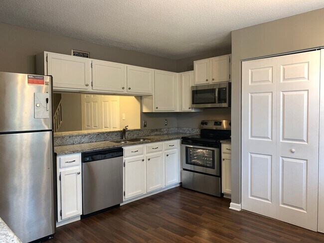 Foto del edificio - Trendy Renovated Raleigh Townhome In Ralei...