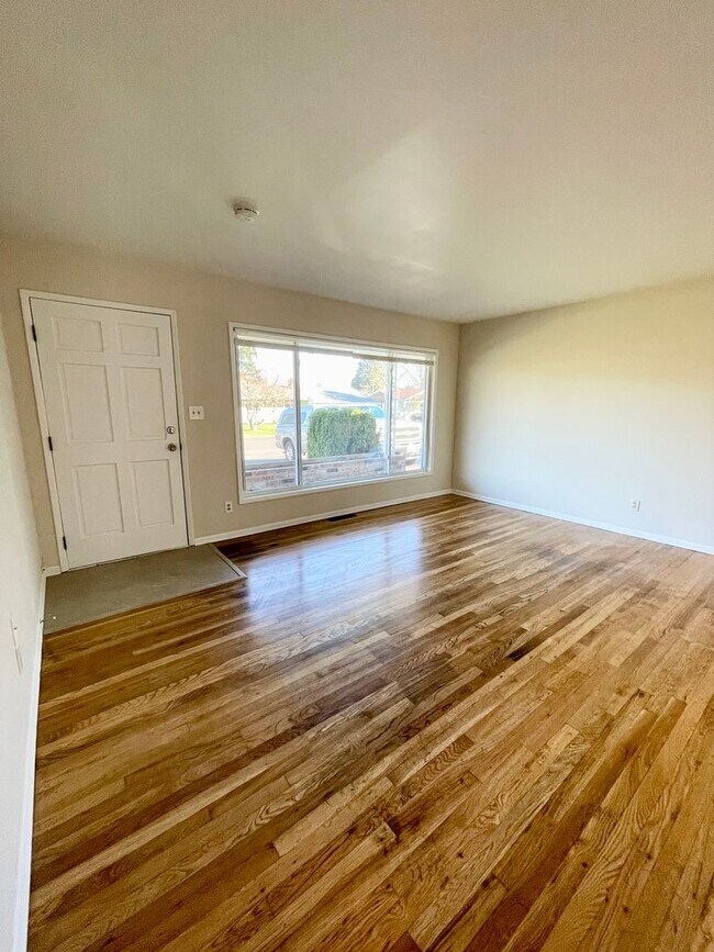 Foto del edificio - 11726 NE Russell ** Wonderful House with L...