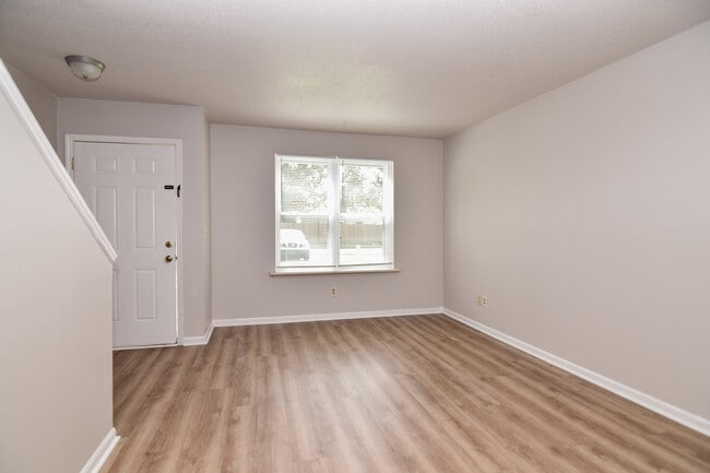 Building Photo - 306 Crestview Dr