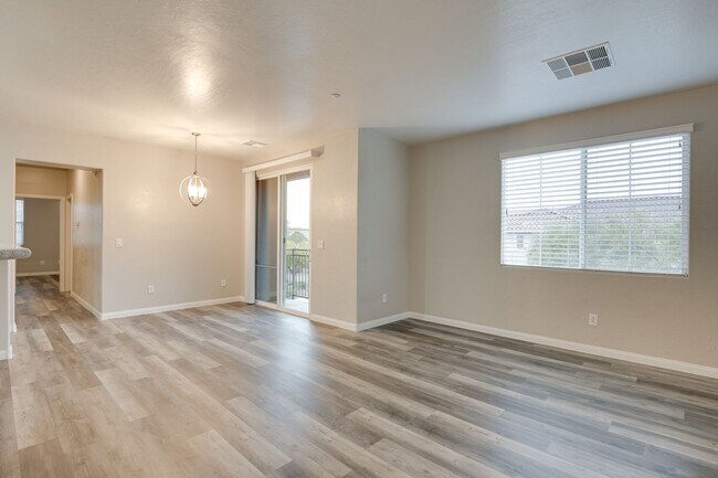 Foto del edificio - GATED COMMUNITY 2 BEDROOM TOWNHOUSE!