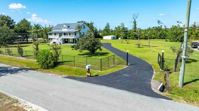 Foto del edificio - 7211 Bay Crest Rd