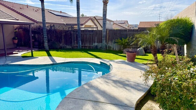 Foto del edificio - STUNNING POOL HOME IN SOUTHWEST BAKERSFIELD