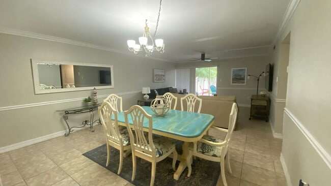 Building Photo - Charming 2/2 Seasonal Rental in Sarasota –...
