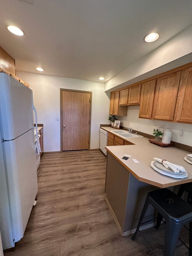Building Photo - 3 Bedroom 2.5 Bathroom Townhouse In Bonney...