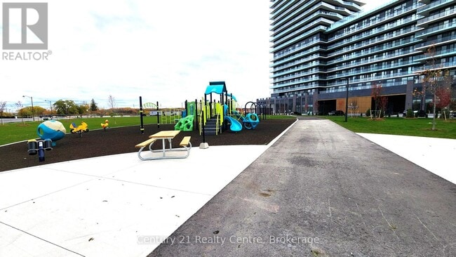 Building Photo - 15 Skyridge Dr