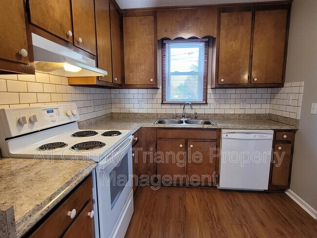 Foto del edificio - 8837 Chapel Hill Rd